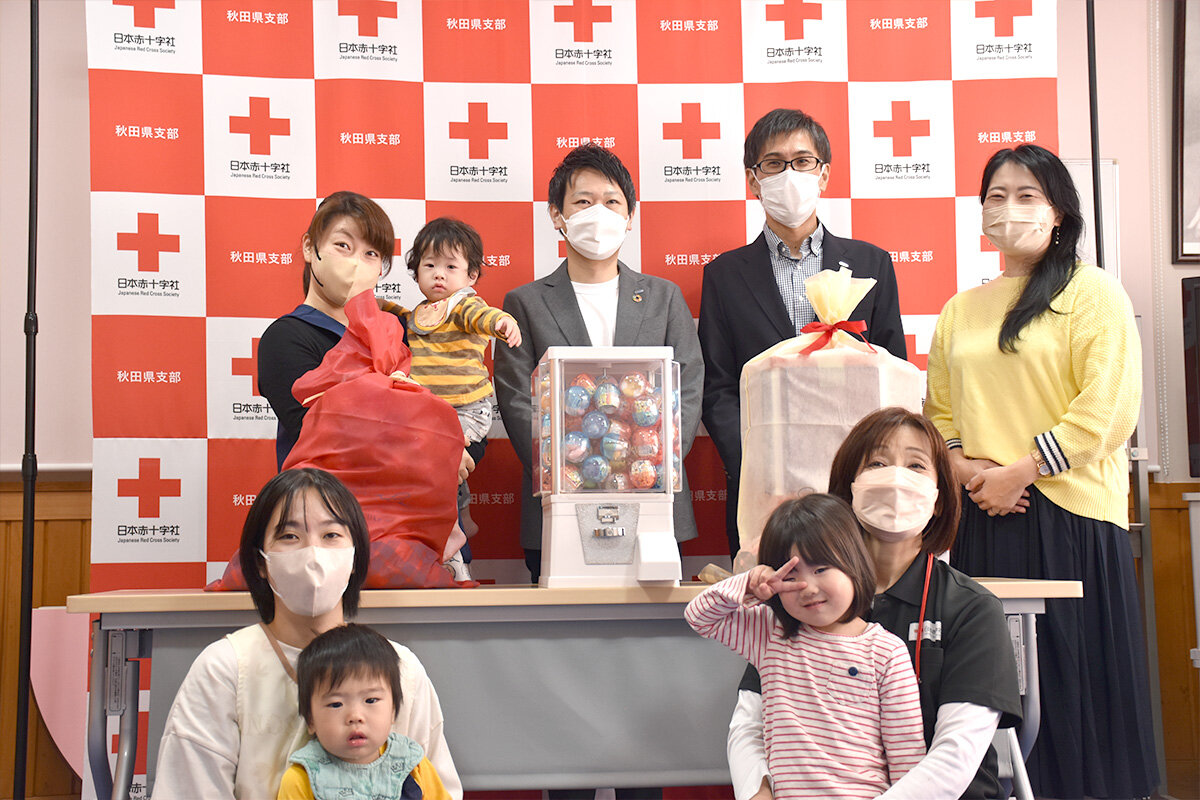 秋田赤十字乳児院にカプセルトイの自動販売機を寄贈いたしました